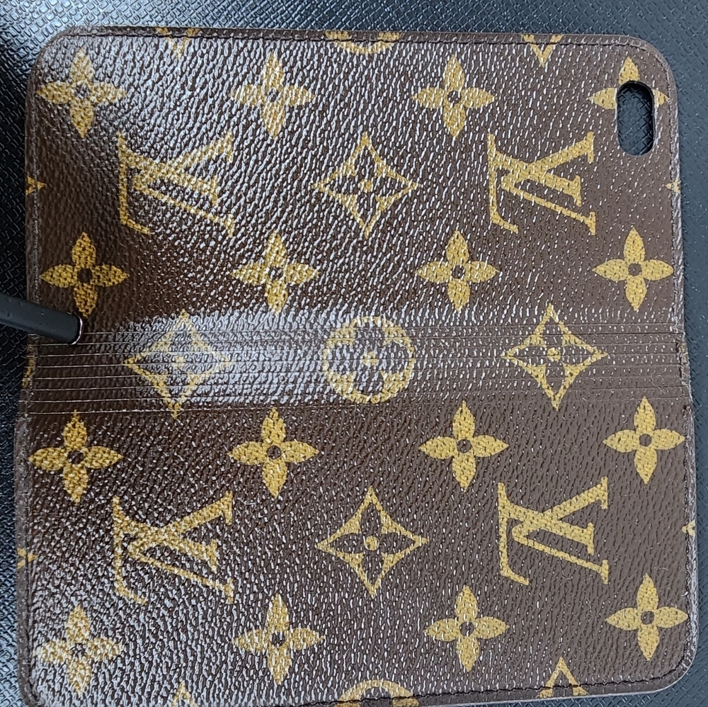Monogram Canvas IPhone AccessoryProduct - Picture 4 of 12